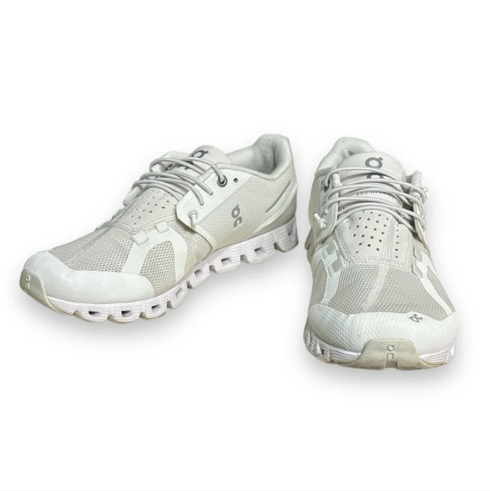 ON Women’s Cloud 5 Low Top Sneakers EUC